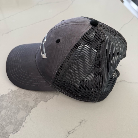 General Motors Chevy Silver Logo Gray Mesh Adj Snapback Trucker Cap Unisex EUC - Picture 2 of 8